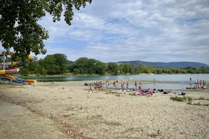 Előtérben a strand, a túloldalt az illegális fürdőhelyként használt partszakasz látható – Fotó: Kovács Pál / Telex
