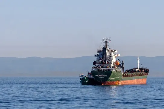 Kigyulladt, majd elsüllyedt egy teherhajó a Fekete-tengeren, miután drón csapódott neki