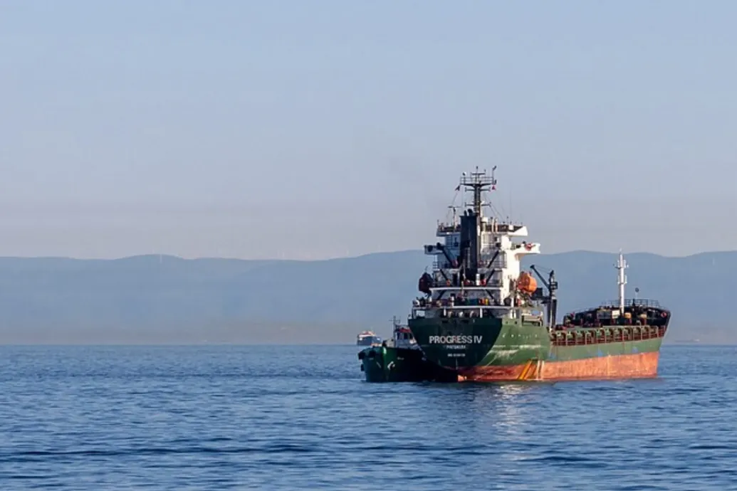 Kigyulladt, majd elsüllyedt egy teherhajó a Fekete-tengeren, a román államfő szerint találat érte