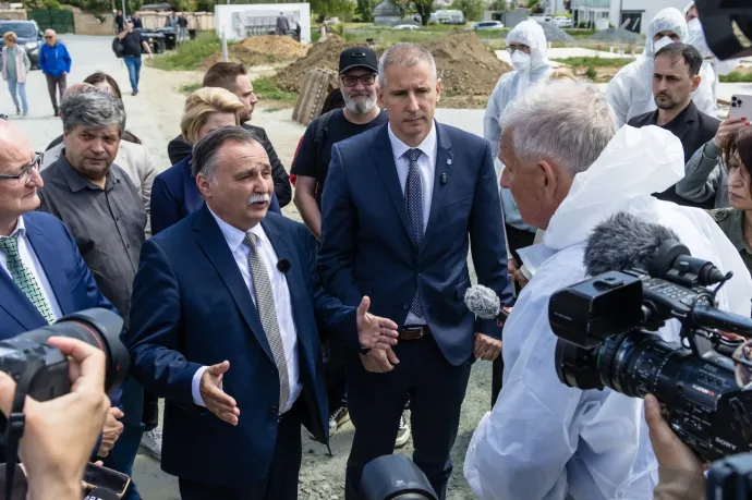 Gajdos László élő környezetért felelős miniszter (középen, balra) és Nemény András polgármester (középen, jobbra) sajtótájékoztatót tart az azbeszttel szennyezett szombathelyi Olad-városrészben 2026. május 14-én – Fotó: Katona Tibor / MTI