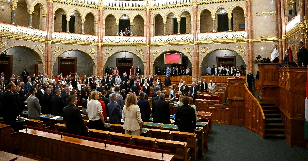 Képviselők néma főhajtása a mohácsi csatáért