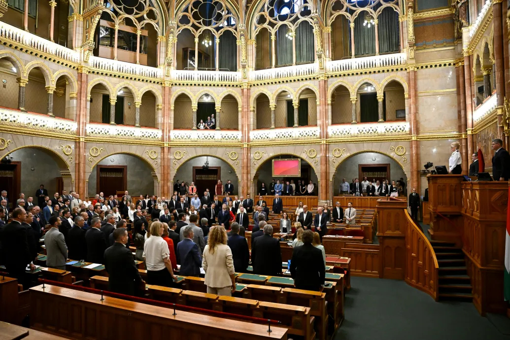 Magyar Péter házszabályellenesen teremtett nemzeti egységet: minden kormánypárti és ellenzéki képviselő felállva emlékezett a mohácsi csatára