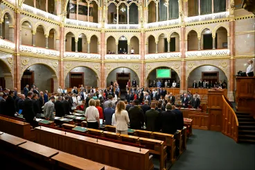 Magyar Péter házszabályellenesen teremtett nemzeti egységet: minden kormánypárti és ellenzéki képviselő felállva emlékezett a mohácsi csatára