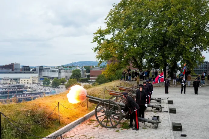 Ágyúlövésekkel tiszteleg a norvég hadsereg az elhunyt V. Harald király előtt az Akershus-erődben augusztus 28-án délben – Fotó: Fredrik Varfjell / NTB / Reuters