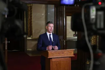 Magyar Péter: Senki szerint nem elfogadható, hogy hat év alatt sem születnek ítéletek, ezért több erőforrást kell adni az ügyészségnek és a NAV-nak