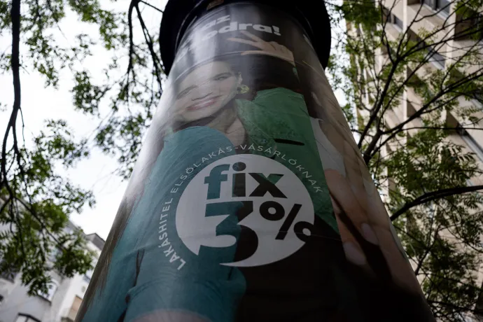 Az Otthon Start Program fix 3%-os kamatozású lakáshitelét népszerűsítő plakát 2025. augusztus 29-én az újbudai Bartók Béla úton – Fotó: Ivándi-Szabó Balázs / Telex