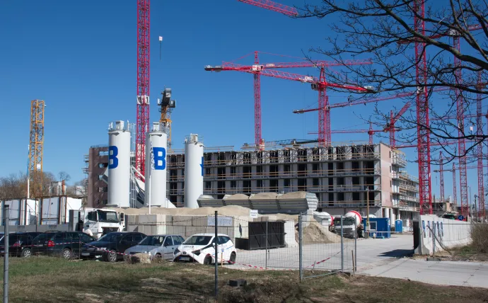 Az Örs vezér tere mögötti ezerlakásos ingatlanfejlesztés, a Kincsem Lakópark 2025 márciusában – Fotó: Róka László / MTI bizományosi