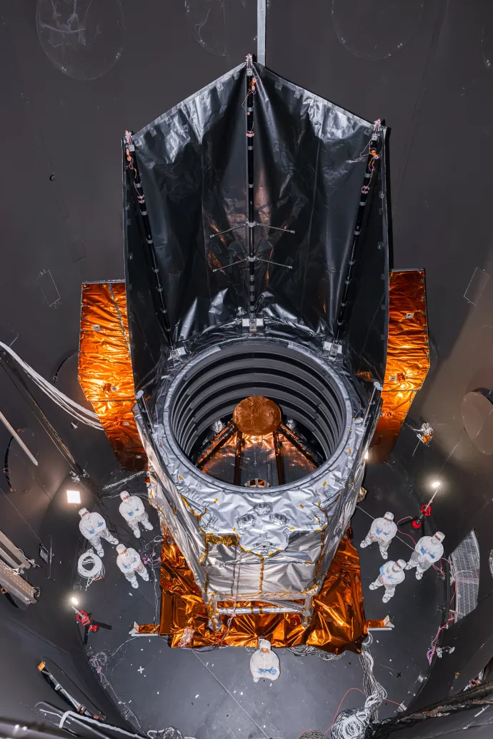 A Roman űrteleszkóp tükre a tesztelés során 2025-ben – Fotó: Sydney Rohde / NASA