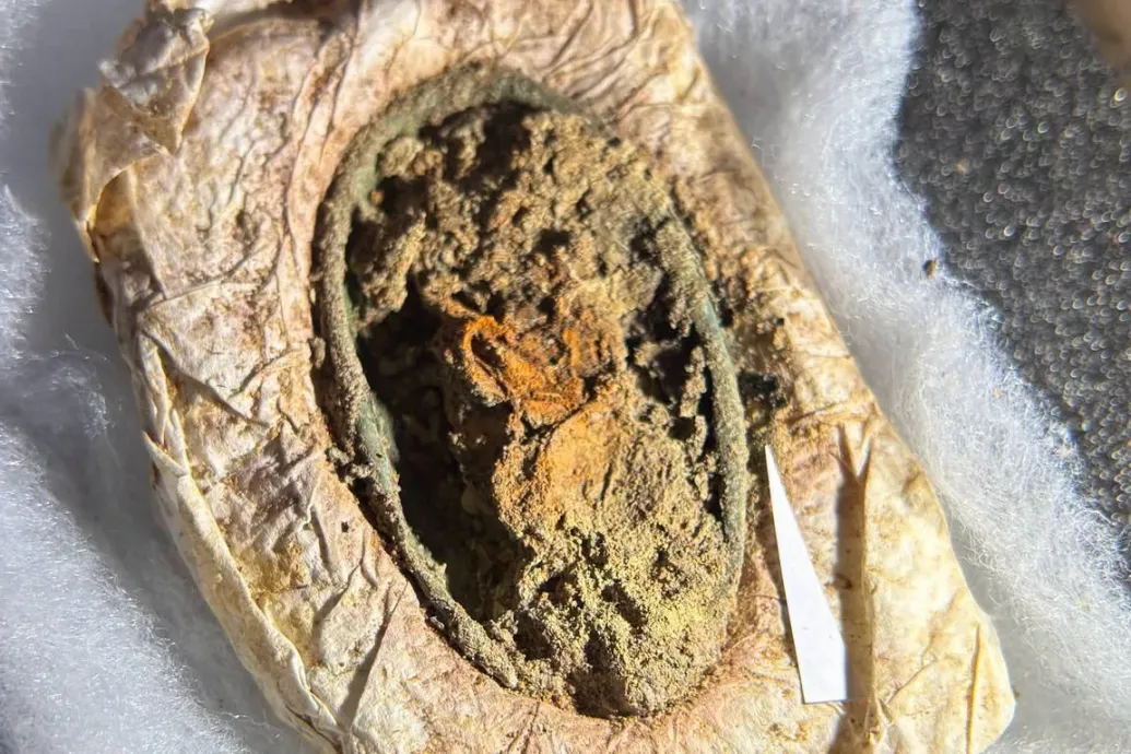 1300 éves viking sírt tártak fel dán régészek, de őket is meglepte, hogy milyen jó állapotú textildarabokra leltek