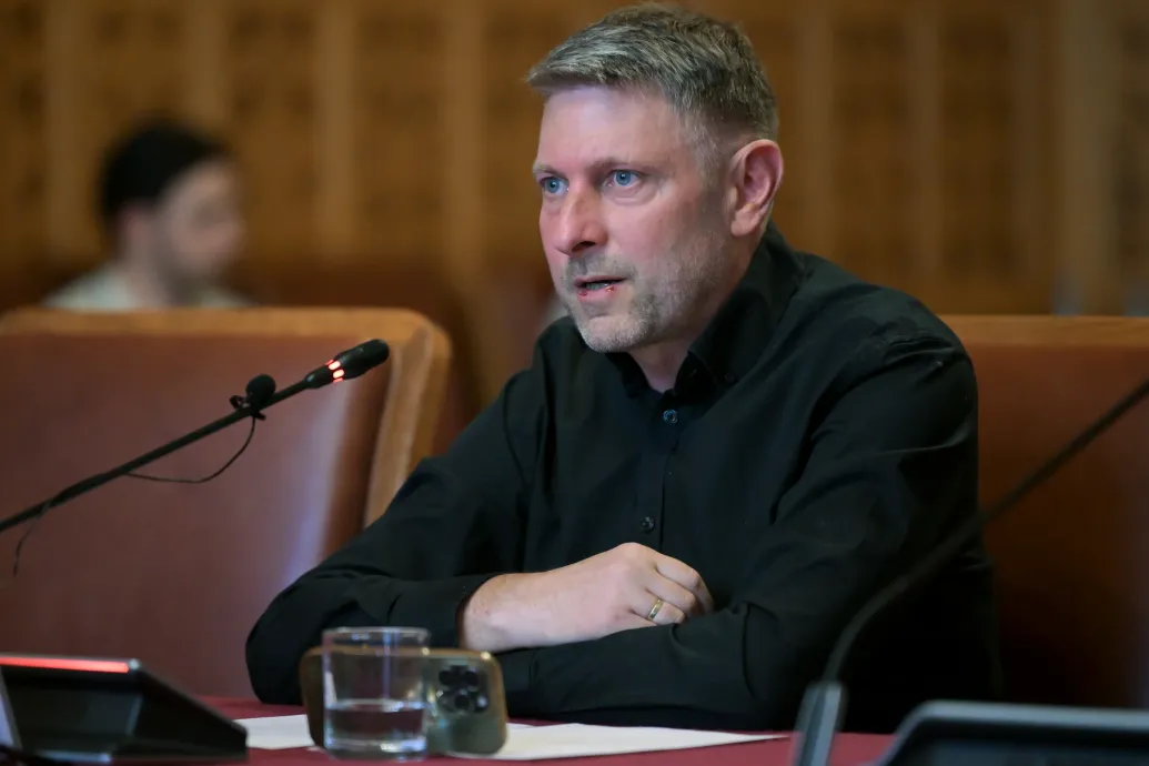 Náci karlendítés miatt volt őrizetben az a Moys Zoltán, akit a Mi Hazánk a közmédiát felügyelő testületbe ültetne