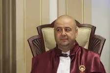 Mihai Busuioc egy nappal kinevezésének megszavazása előtt ajándékozta el lakását, így protokoll-lakást igényelhetett