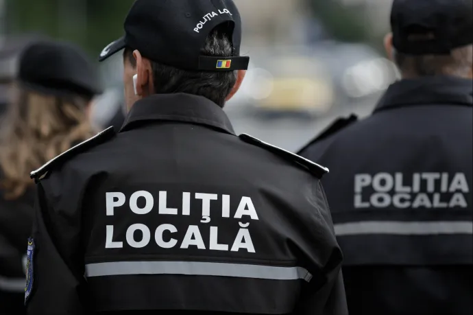 Egy idős nő feltehetőleg engedély nélkül árult gyümölcsöket, a helyi rendőrök szétdobálták az áruját