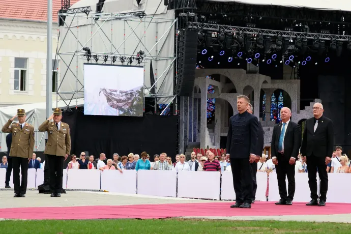 Magyar Péter miniszterelnök, Pávkovics Gábor mohácsi polgármester és a város alpolgármesterei – Fotó: Gűth Ervin / Telex