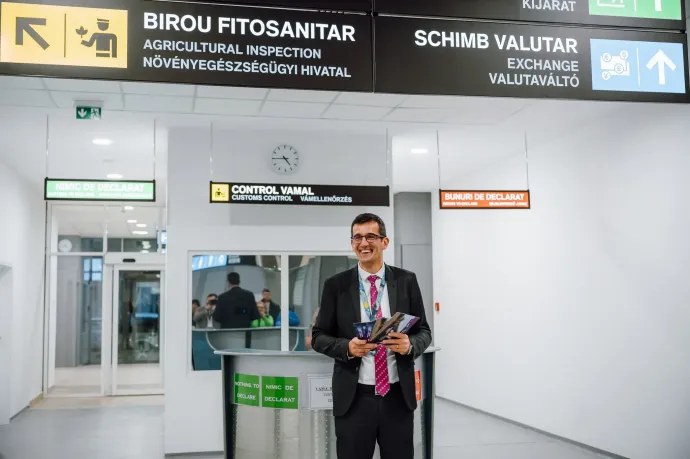 Peti András igazgató és a háromnyelvű feliratok, amelyekkel tavaly nyáron szerelték fel a marosvásárhelyi repülőteret. Összesen 119 ilyen világító, energiatakarékos tábla van elhelyzve a reptér területén, ami 470 ezer lejbe került – Fotó: Transilvania Airport / Facebook-oldal