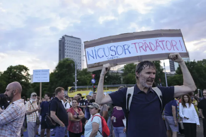"Nicușor áruló!" feliratú molinó a júniusi tüntetésen – Fotó: Octav Ganea / Inquam Photos