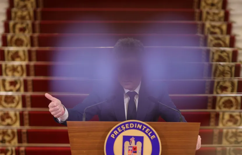 Tavaly a szélsőjobb legyőzőjeként ünnepelték Nicușor Dant, ma már egyre többen árulónak nevezik a román elnököt