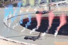 A frászt hozta a rögbimeccs nézőire a stadion tetejétől 12 méterre elhúzó utasszállító