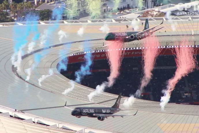 A frászt hozta a rögbimeccs nézőire a stadion tetejétől 12 méterre elhúzó utasszállító