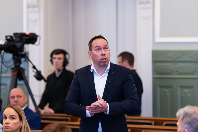 Legyávázta, és szerencsétlennek nevezte Győr polgármesterét egy független képviselő, akit két bizottságból is visszahívtak volna