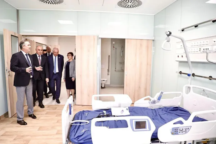 A marosvásárhelyi intézetben tart terepszemlét Ilie Bolojan – Fotó: Egészségügyi Minisztérium