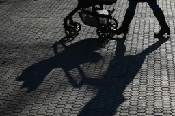 Hiába öröm a gyerekvállalás, a munkaerőpiacon komoly ára van