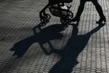 Hiába öröm a gyerekvállalás, a munkaerőpiacon komoly ára van