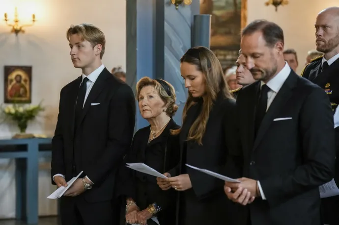Balról jobbra: Sverre Magnus herceg, az özvegy Szonja királyné, Ingrid Alexandra koronahercegnő és VIII. Haakon király az elhunyt V. Harald búcsúztatásán – Fotó: Cornelius Poppe / NTB / AFP