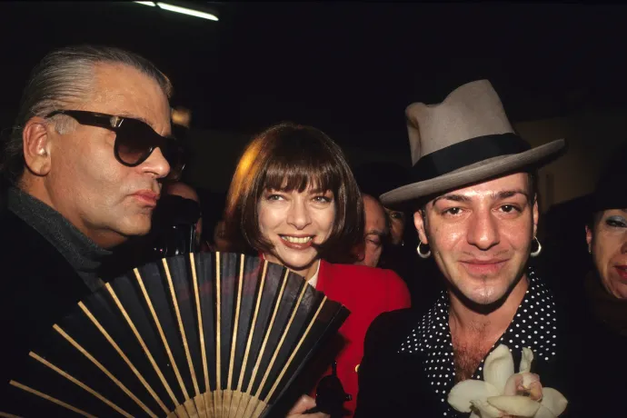 Karl Lagerfeld, Anna Wintour és John Galliano egy párizsi divathéten a kilencvenes években – Fotó: Foc Kan / WireImage / Getty Images 