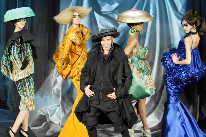 John Galliano karrierjét koronázta volna meg a Met-gála, de akkora botrány lett belőle, hogy inkább visszatáncoltak