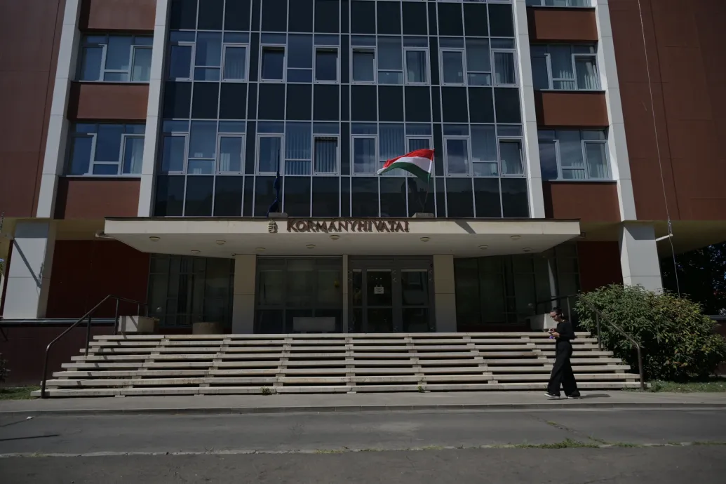 Meghalt egy munkás, miután lezuhant a szegedi kormányhivatal tetejéről