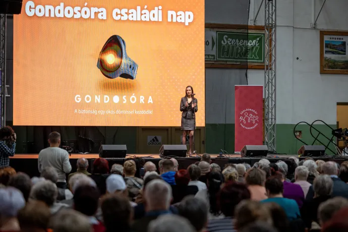 Koncz Zsófia, a Kulturális és Innovációs Minisztérium családokért felelős államtitkára, a térség fideszes országgyűlési képviselője beszédet mond a Gondosóra családi napon, Szerencsen, a Kulcsár Anita Városi Sportcsarnokban, 2026. február 15-én – Fotó: Erdős József / MTI