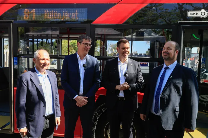 Bodor Ádám, a Budapesti Közlekedési Központ Zrt. mobilitási vezérigazgató-helyettese, Karácsony Gergely főpolgármester, Vitézy Dávid közlekedési és beruházási miniszter és Rózsa András a XIV. kerület polgármestere a Budapesti trolibusz járműbeszerzés III. ütem és az állatkerti deltavágány kiépítése című projekt zárórendezvényén tartott sajtótájékoztatón, a 81-es trolibusz Kós Károly sétány megállójában, 2026. augusztus 31-én – Fotó: Kocsis Zoltán / MTI