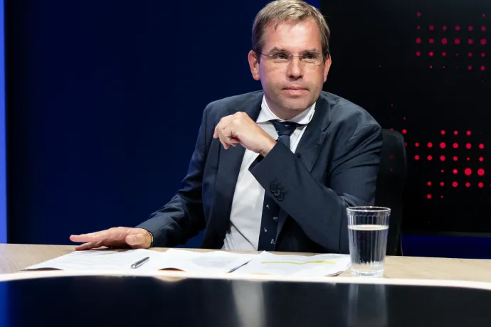 Milliárdokból készült titkosított tanulmányok, Lázár utazásai, melegházasság – interjú Ruff Bálinttal