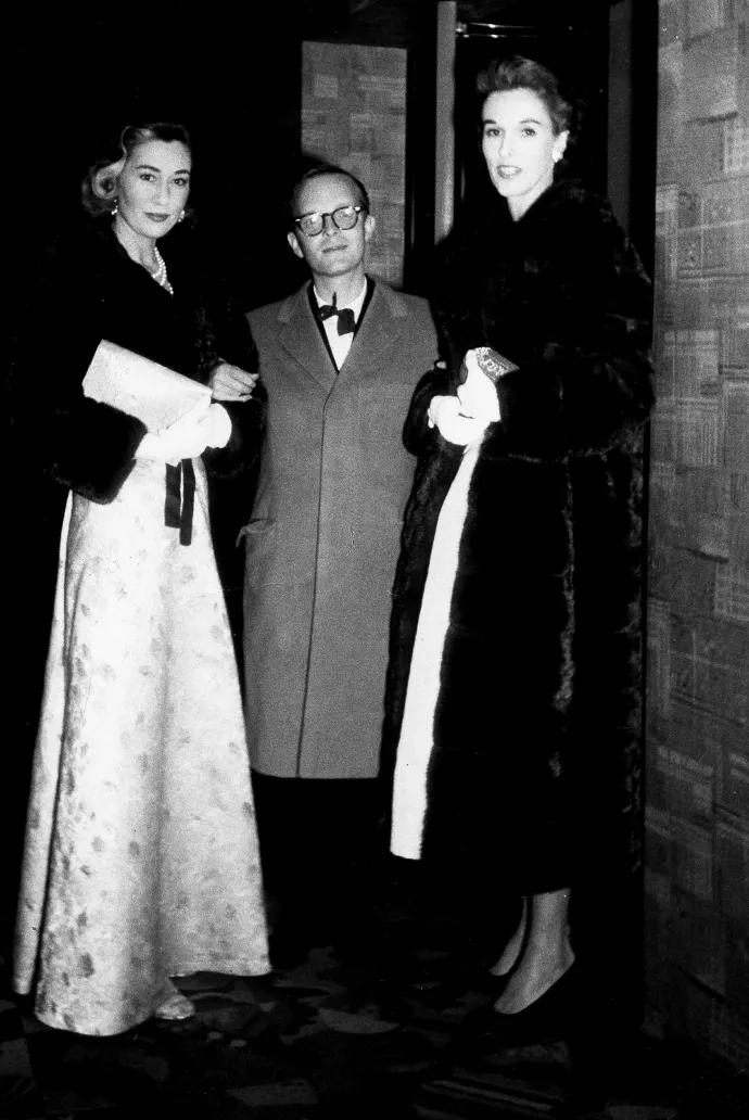 Két hattyú, Jean Murray Vanderbilt (balra) és Barbara „Babe” Paley az író, Truman Capote társaságában, 1957 körül – Fotó: ullstein bild/ Getty Images