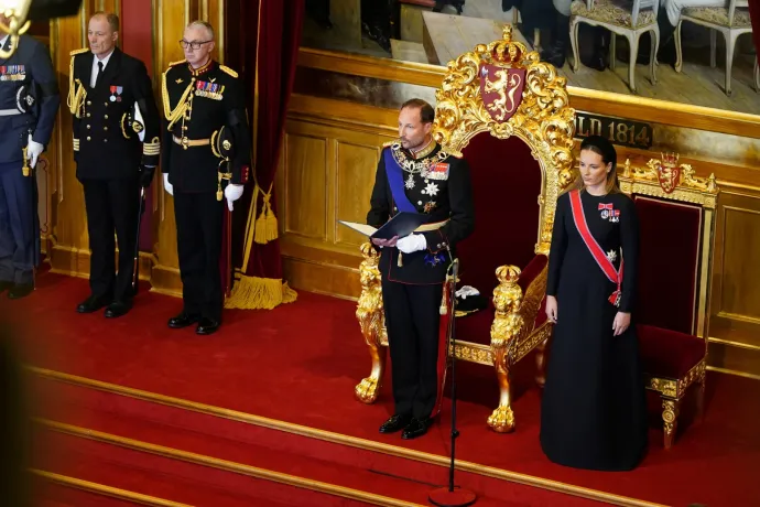 VIII. Haakon Cadillacen érkezett, majd letette esküjét a parlamentben