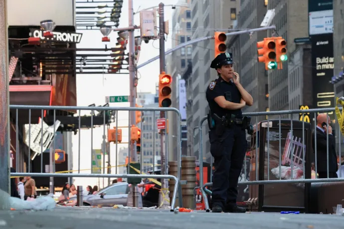 Két embert is megkéselt egy nő a New York-i Times Square-en, mielőtt lelőtték a rendőrök