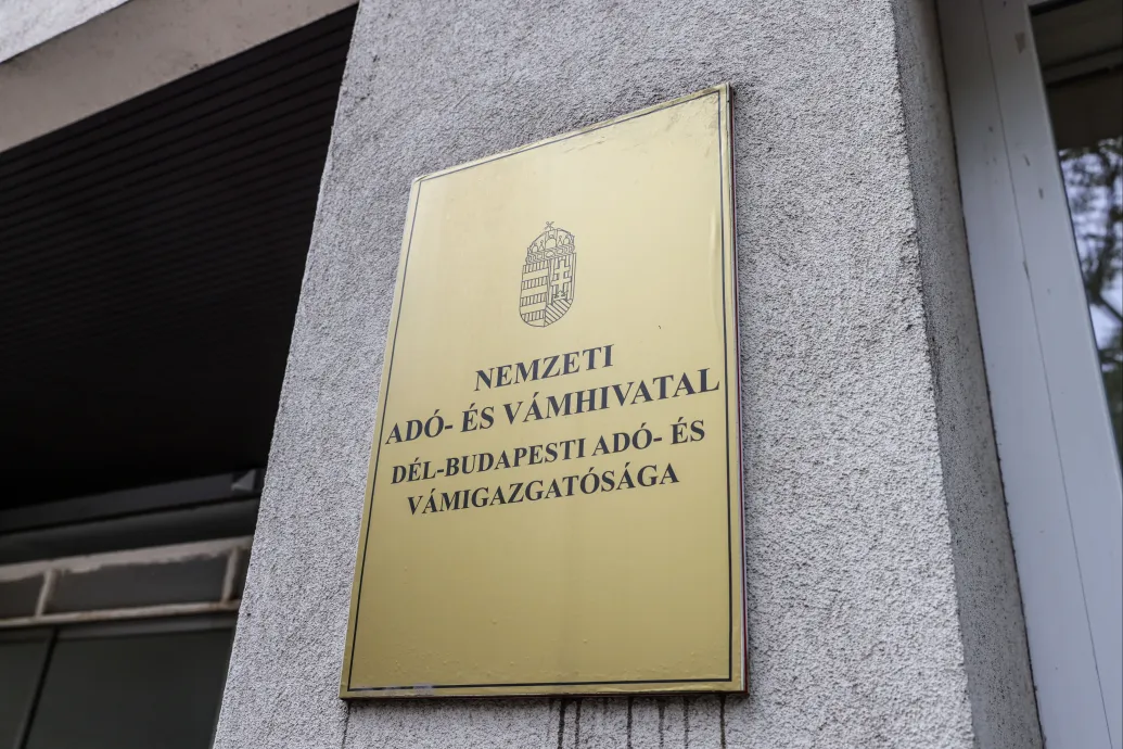 102 ezer forintos adóvisszatérítésről szóló sms-ekkel trükköznek az ál-navos csalók