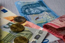 Rég állt ilyen rosszul a forint, 370 környékén mozog az euró árfolyama