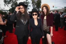 Megszületett John Lennon és Yoko Ono unokája