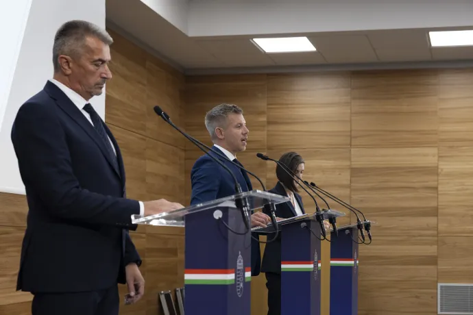 Nagy László műszaki vezérigazgató-helyettes, Magyar Péter miniszterelnök és Szondi Vanda kormányszóvivő sajtótájékoztatót tartott a paksi atomerőmű leállításáról 2026. július 31-én – Fotó: Hevesi-Szabó Lujza / Telex