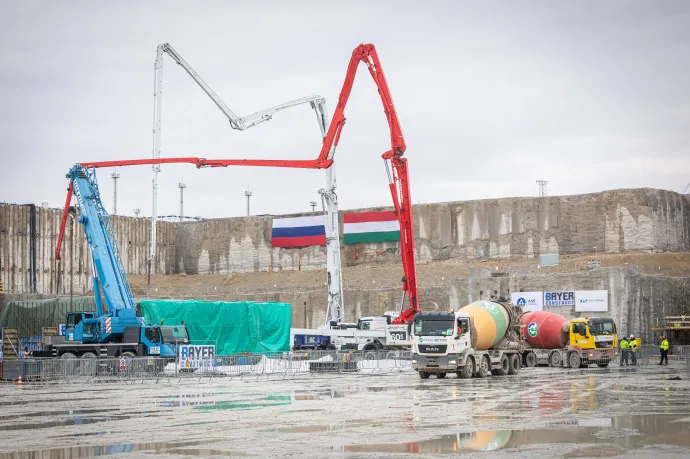 Orosz és magyar zászló az 5. blokk munkagödrében, az első betonöntéskor 2026. február 5-én – Fotó: Kövi Gergely Péter / Paks II. Zrt.