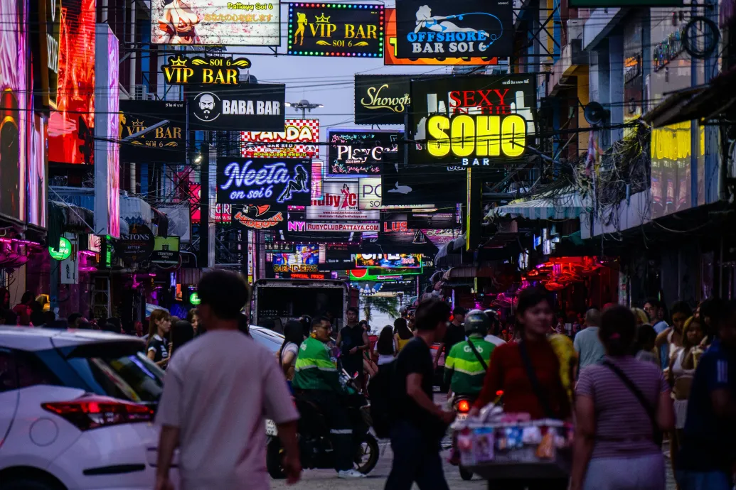 Ötezer amerikai tengerész köt ki Pattajában, az érkezésük előtt a thaiföldi hatóságok felvették a harcot az illegális prostitúcióval
