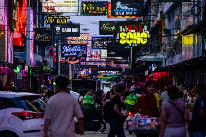 Ötezer amerikai tengerész köt ki Pattajában, az érkezésük előtt a thaiföldi hatóságok felvették a harcot az illegális prostitúcióval