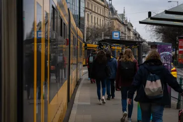 Keményebben lépnek fel a megállóban dohányzók ellen Budapesten, fél év alatt több mint 4,5 millió forintnyi bírságot szabtak ki