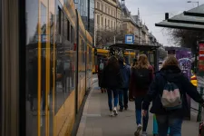 Keményebben lépnek fel a megállóban dohányzók ellen Budapesten, fél év alatt több mint 4,5 millió forintnyi bírságot szabtak ki