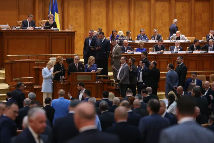 Káosz a parlamentben a Bolojan-kormány elleni bizalmatlansági indítvány megszavazásának napján – Fotó: George Calin / Inquam Photos