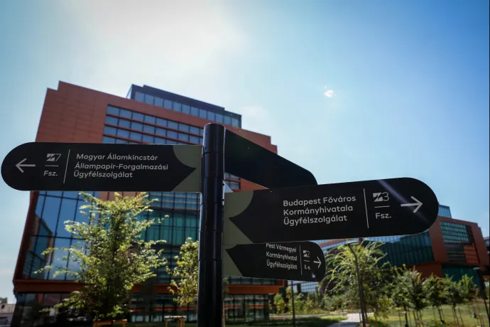 Utolsó pillanatban lemondott költözés, ürességtől kongó üzletek, új buszvég irodisták nélkül – sokak életét megkavarta a Bosnyák téri irodák visszamondása
