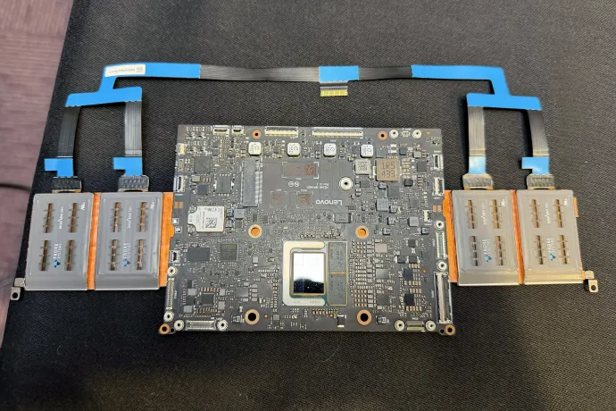 Négy AirJet modul egy laptop belsőségén – Fotó: Világi Máté / Telex
