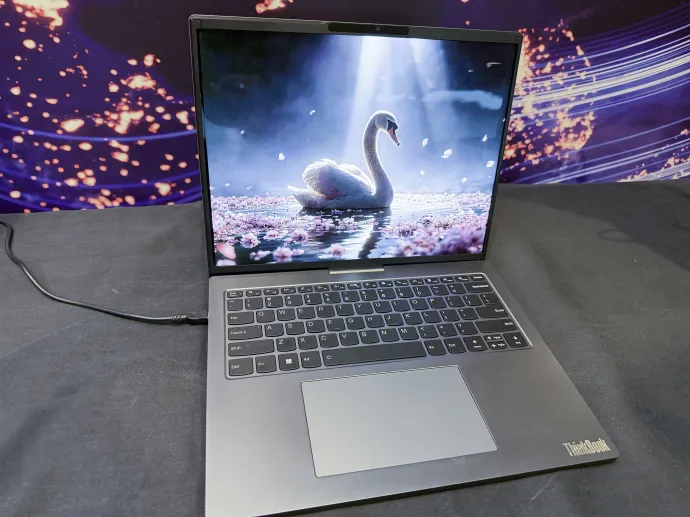 A Project Swan kinyitás előtt és után – Fotó: Világi Máté / Telex