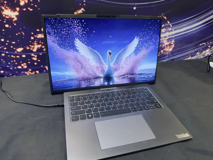 A Project Swan kinyitás előtt és után – Fotó: Világi Máté / Telex